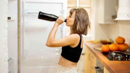 Dám si jen pár skleniček vína večer na uvolnění a manžel ze mě dělá alkoholičku
