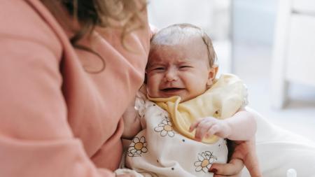Kamarádka má spící miminko a nechápe, že k ní fakt na kafe příjít nemůžu