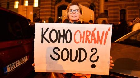 Otčím znásilňoval nevlastní dceru: Ústavní soud odhalil pochybení, trest však zůstává stejný