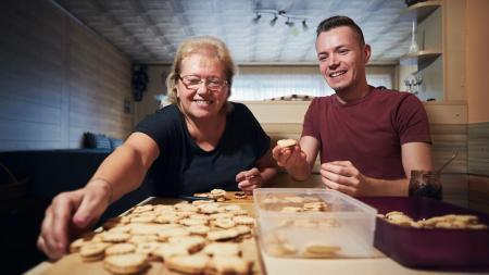 Tchyně nám přinesla vánoční cukroví. Opět nezklamala, chutnalo strašně