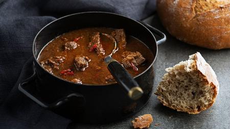Pozvala jsem rodiče do luxusní restaurace. Táta udělal scénu, že nemají guláš