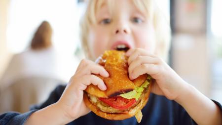 Rychlé jídlo, pomalý mozek. Fast food zhoršuje školní výsledky