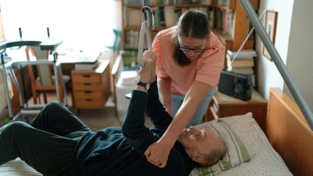 „Měl tu být tvůj bratr, ne ty,“ křičela na mě máma, když jsem se o ni starala