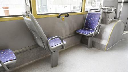 "Nejsem tak stará", seřvala mého syna baba v autobuse, když se zachoval slušně