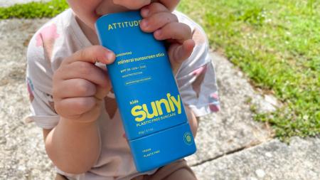 Dětský opalovací krém v tyčince? Přírodní, šetrný a super praktický