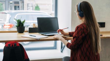 Brigáda od čtrnácti let: Šance pro mladistvé, nebo zbytečné riziko?