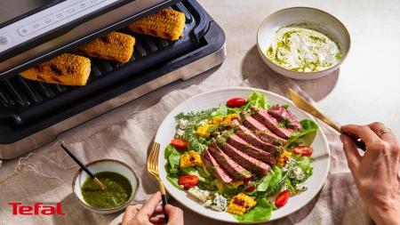 Salát s hovězím steakem a grilovanou kukuřicí