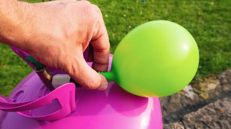 Helium v balonku: Neškodná legrace? Omyl! Proč je oblíbená „zábava“ pro děti tak nebezpečná?