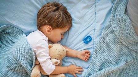 Trápí vás noční počůrávání dětí? Nestresujte se, pomoci může večerní rutina