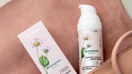 Se sedmikráskou proti sluníčku: Jak testerky hodnotí pleťový krém s SPF od Manufaktury?