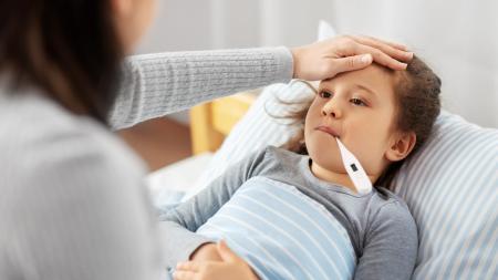 Bezdětné kolegyně v práci si myslí, že se doma místo ošetřovačky jen flákám