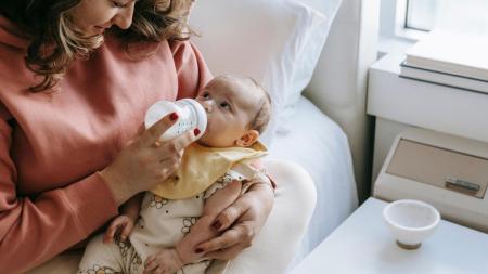 Preventivně se stahují některé kojenecké výživy: Může hrozit otrava, raději zkontrolujte šarže