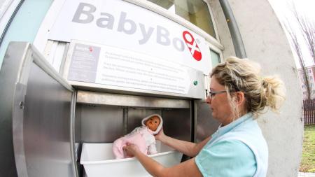 277 zachráněných dětí, 20 let naděje: Babyboxy, které změnily Česko
