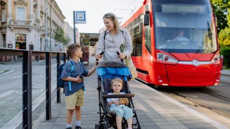 „Zkroťte si toho svýho spratka,“ křičel na mě pán v tramvaji, když syn brečel