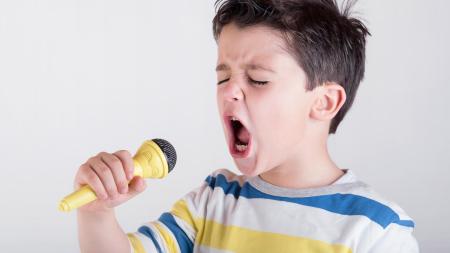 "Nemůžeš zpívat před lidmi, když to neumíš" řekla jsem svému synovi