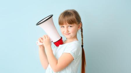 Dcera (7) pořád mluví a skáče nám do řeči. Prý z toho vyroste. Kdy už konečně?