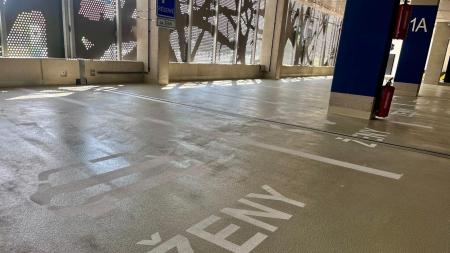 Parkovací místa pouze pro ženy budí rozporuplné reakce. Výhoda, nebo urážka?
