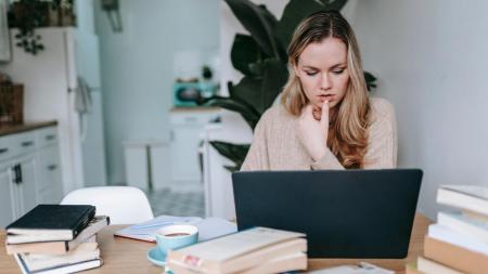 Žena šla do práce 5 měsíců po porodu. Raději platí chůvě, než aby byla doma