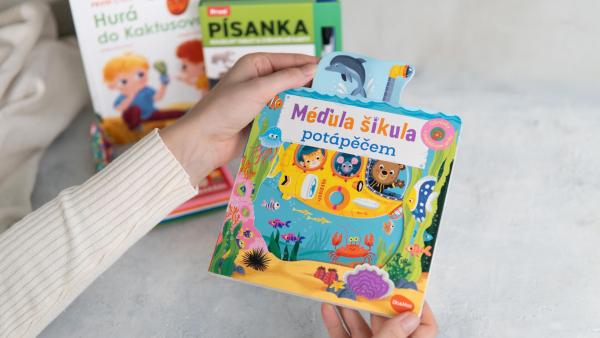Interaktivní kniha s pohyblivými prvky, která děti vezme na výpravu pod moře.