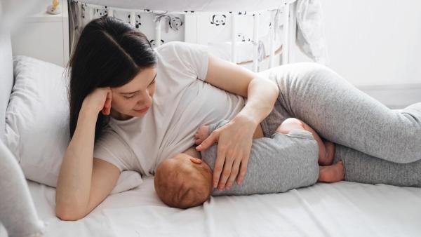 Kojení v leže je ideální poloha při nočním kojení nebo při kojení v šestinedělí. 