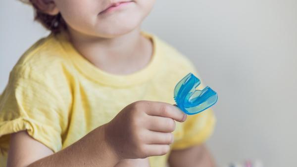 Předkus u dětí lze po konzultaci se zubařem řešit rovnátky.