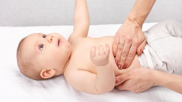 Na preventivní prohlídce pediatr kontroluje motorický vývoj miminka.
