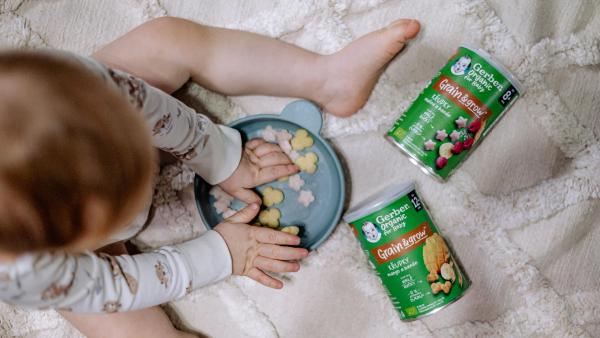 GERBER Organic a GERBER Snack kukuřičné křupky mají hravý tvar padnoucí do dětských ručiček.