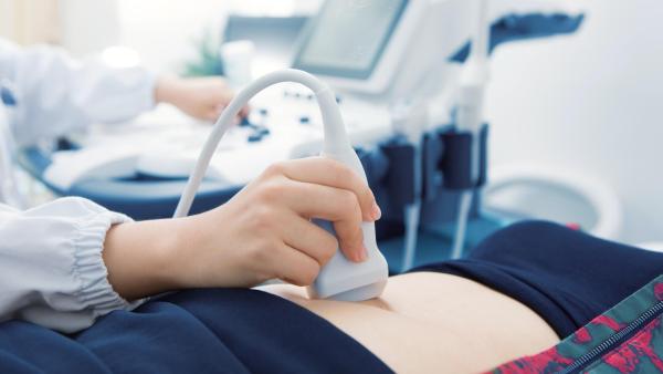 Prvním krokem diagnózy je vyšetření u gynekologa, který provede ultrazvuk.