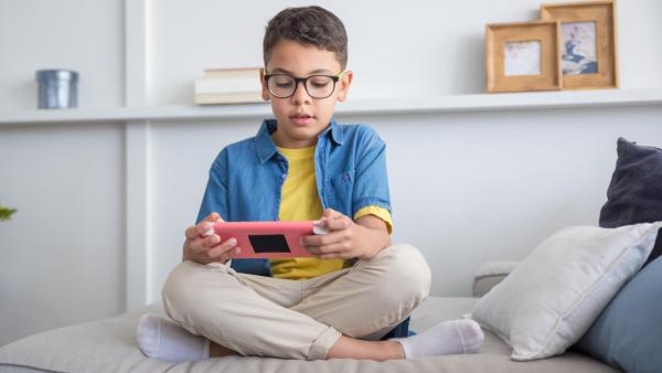 Starší děti často vyhledávají online hry, které mohou hrát společně se svými kamarády.