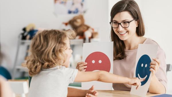 Diagnózu autismu provádí specializovaný odborník formou dotazníků a různých testů.