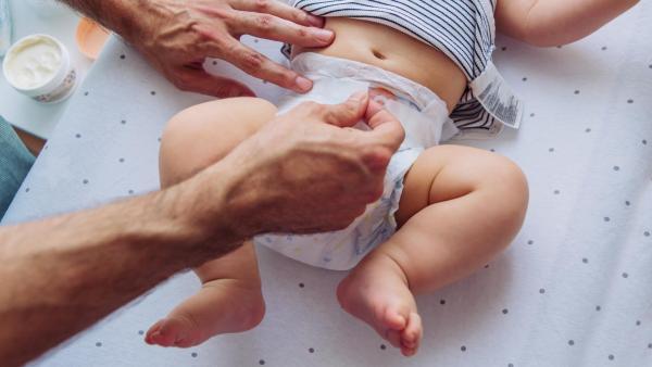 Důležitým ukazatelem správného kojení je také počet mokrých plen – obvykle jich má být šest až osm za 24 hodin – a pravidelné vylučování.