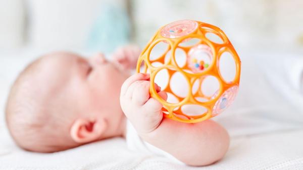 2měsíční miminko má pevný úchop a dokáže držet různé předměty.