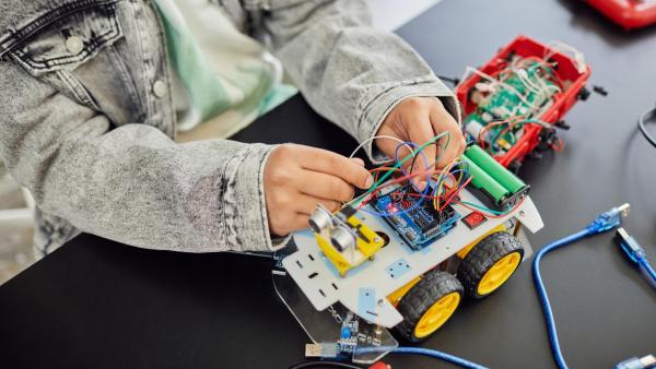 Mezi oblíbené dětské kroužky patří i například robotika nebo modelářství.