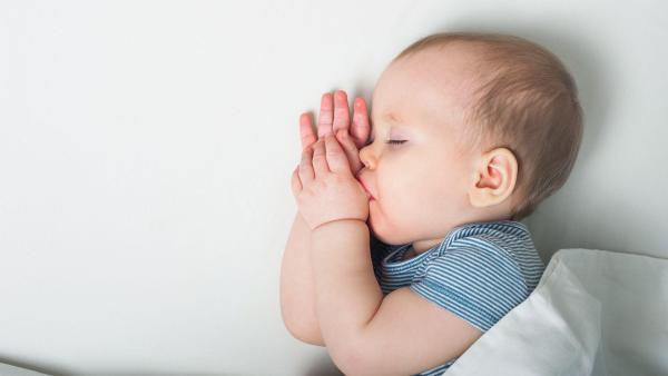 Spánek zůstává důležitý – některá miminka už v tomto období zvládnou v noci spát i několik hodin v kuse.
