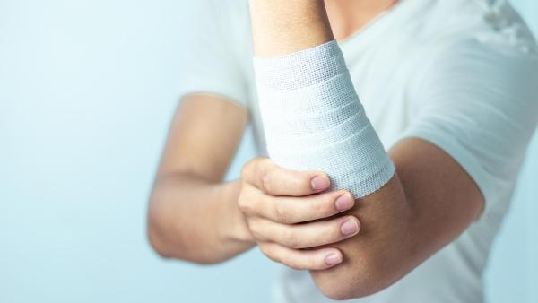 Sebepoškozování je velmi nebezpečné. Začíná nevinně, ale zpravidla se stupňuje a může skončit až myšlenkami na sebevraždu. 