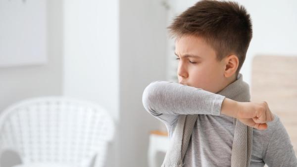Kašel u dětí je nejčastěji příznakem nachlazení či infekce horních cest dýchacích.