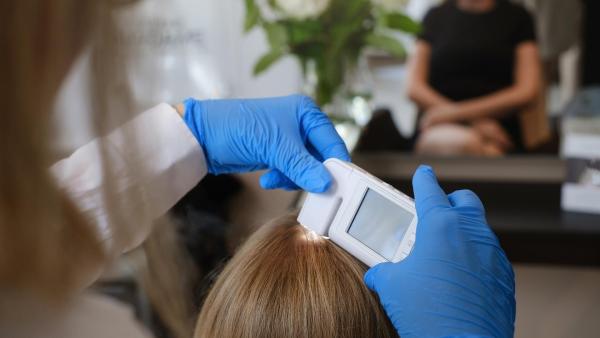 Na trichologické vyšetření se můžete objednat, pokud vypadávání vlasů přetrvává několik týdnů, nebo výrazně ovlivňuje kvalitu vašeho života.