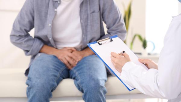 Hormonální léčba snižuje hladinu testosteronu a zpomaluje růst nádoru.