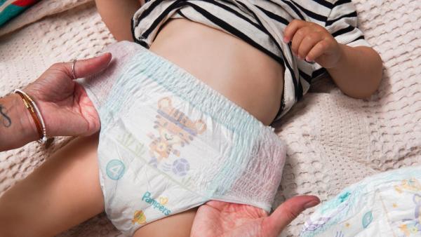 Ani slzička, ani zdržení. Jemný materiál a pružný pas zaručí přebalování bez stresu – pro miminko i rodiče.