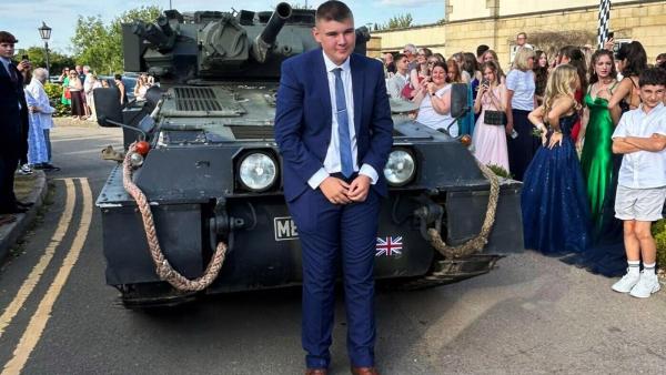 Otec z britské armády splnil synovi velké přání.