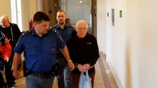 Jan Synek přichází k Městskému soudu v Praze, aby si vyslechl rozsudek.