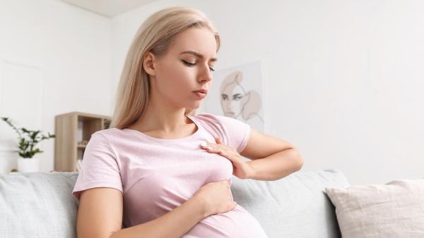 Bolest bradavek po kojení může pomoci zmírnit mastička nebo chladivé polštářky.
