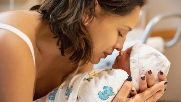 Druhá doba porodní, při které dojde k narození miminka, většinou trvá 10–30 minut.