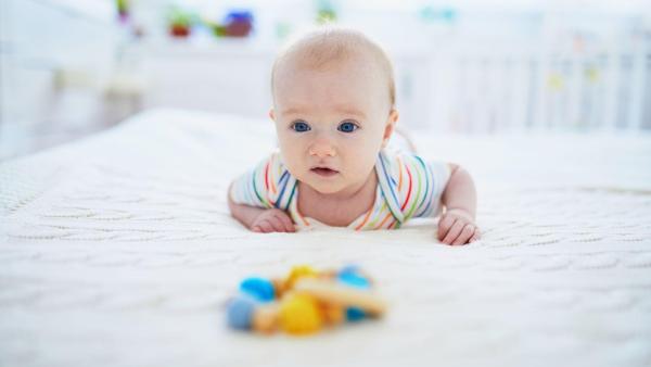Ve třetím měsíci už většina miminek zvládá při poloze na bříšku zvedat hlavičku a opírat se o ruce.