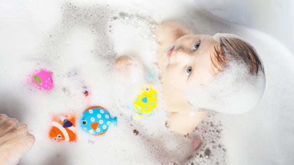 Přetahování předkožky je vhodné provádět při koupání. Dítě si tak rovnou osvojí návyky, jak předkožku správně mýt.