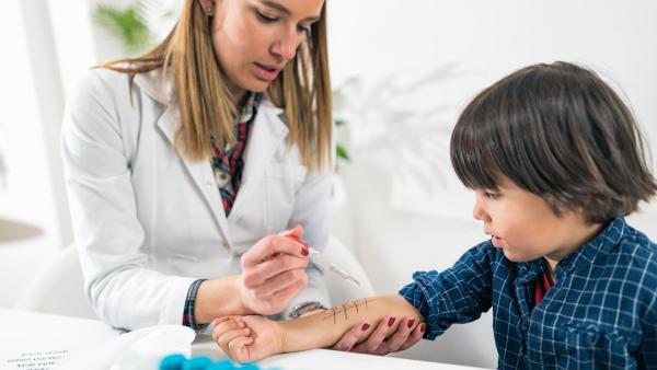 Pokud dítě prodělá silnou reakci na včelí bodnutí, mělo by navštívit alergologa.