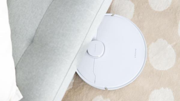 Dreame D20 Pro Plus si poradí i s úklidem pod nábytkem – díky ultratenké konstrukci se dostane i do hůře dostupných míst.