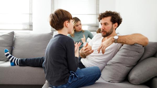 Dětem s Aspergerovým syndromem chybí sociální cítění. Nechápou nadsázku a často věci říkají velmi napřímo.
