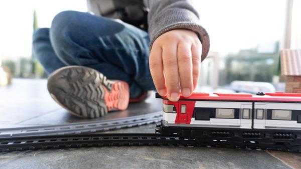 Děti s Aspergerovým syndromem mají často velmi úzké okruhy zájmů, jako jsou například vlaky nebo mapy.