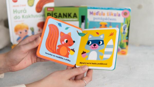 Mini knížečka do ručičky s jednoduchými obrázky a příběhem o zvířátkách.